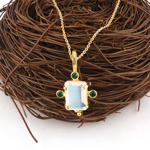 Collier léger en laiton plaqué or 18 carats avec pendentif ajustable en opalite blanche et mini quartz émeraude CZ, collection tendance - Product Image 3