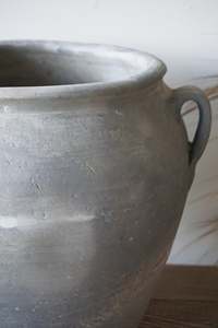 Pot en terre cuite gris rustique fait main, pot à plantes en argile, décoration vintage pour la maison de style ferme, récipient au caractère traditionnel - Product Image 2