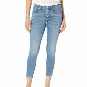 Última Tendencia en Jeans Ajustados de Alta Calidad para Mujer, Pantalones Casuales de Mezclilla Azul Claro Lavado con Logotipo en la Cintura - Product Image 1