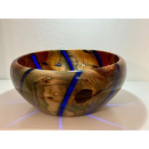 Bol artisanal en bois et résine pour servir des collations et des repas, produit artisanal en bambou et en bois - Product Image 1