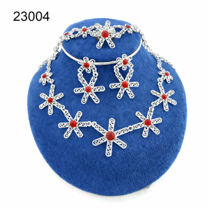 MOLL JEWELLERS Ensemble de bijoux ethniques traditionnels plaqués or pour mariée, modèle A-23002, motif triangulaire, pour mariage et fiançailles - Product Image 3