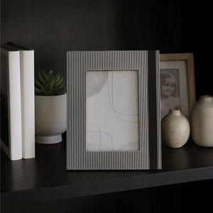 Cadre photo mural vertical en bois écologique contemporain pour la décoration de la maison - Product Image 1