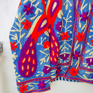 Chaqueta Premium Hecha a Mano con Bordado Suzani, Terciopelo Transpirable y Ecológico, Motivos Vibrantes de Pavo Real, Estilo Bohemio, Color Índigo Vintage - Product Image 5