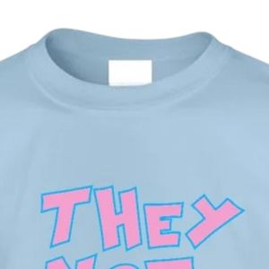 เสื้อยืดแขนสั้นลายกราฟิกสีฟ้าสำหรับวัยรุ่น ลายพิมพ์ตัวอักษรสีชมพูเข้ม "They Not Like Us" คอกลม สไตล์ลำลอง แฟชั่นวัยรุ่น ใส่ได้ทุกวัน - Product Image 5