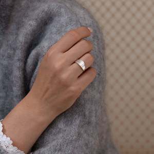 Bague de fiançailles classique pour femme en or massif 14 carats avec diamant taille baguette cultivé en laboratoire de 2,5 carats certifié IGI - Product Image 2