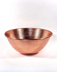 Grand saladier en cuivre profond et large avec une épaisseur métallique robuste, idéal pour servir le riz, le curry et les repas en famille - Product Image 1