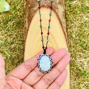 Collier pendentif en macramé fait main avec pierre de lune, vente en gros - Product Image 3
