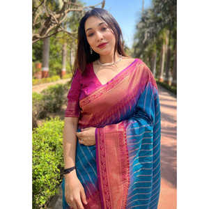 Sari en soie douce bleu Elite Weaves avec bordure florale et contraste tissé Zari pour robes de cocktail - Product Image 2