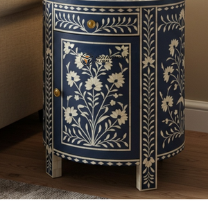 Table de chevet ronde en bois artisanale de luxe moderne et écologique avec incrustations florales bleues, 2 tiroirs et rangement - Product Image 2