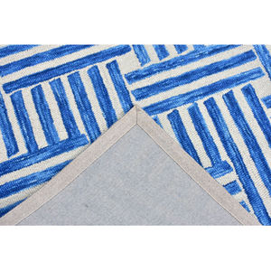 Tapis géométrique bleu tufté à la main – Tapis en laine à motif abstrait moderne avec design rayé contemporain - Product Image 4