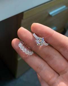 Bague en argent sterling 925 de luxe la plus demandée, sertie d'un moissanite taille émeraude, pour les cérémonies de mariage, disponible à un prix abordable - Product Image 3