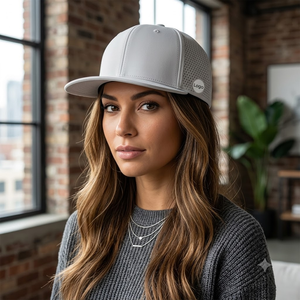 หมวกแก๊ปแบบ Snapback 6 แผง ผ้าโพลีกันน้ำ ทรงแบน ปรับขนาดได้ พร้อมโลโก้ยาง PVC แบบกำหนดเอง ตัดด้วยเลเซอร์ รูระบายอากาศ คุณภาพพรีเมียม ขายส่งแบบกำหนดเอง - Product Image 5