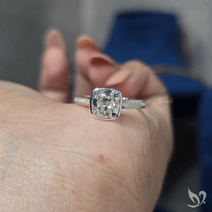 Anillo de compromiso de lujo suave en oro blanco de 10k con diamante de laboratorio de corte cojín de 2 quilates engastado en bisel con banda de canal. - Product Image 5