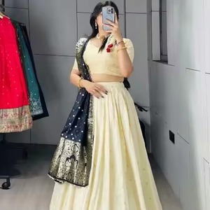 Ensemble de lehenga de mariage en soie Paithani de bonne qualité avec bordure Zari richement brodée et dupatta tissé contrastant pour femmes - Product Image 6