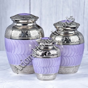 Urna artesanal para mascotas con detalles elegantes y acabado brillante para un tributo duradero a las mascotas amadas por Axiom Home Accents - Product Image 2