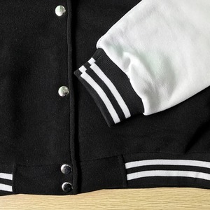Chaqueta Varsity Negra y Blanca para Hombre 2026, Mangas en Contraste, Cierre de Botones, Cuello Camisero, Ropa Casual de Otoño - Product Image 6