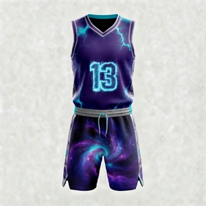 Tenue de basketball d'été légère et à séchage rapide, composée d'un maillot et d'un short, conçue pour le confort en jeu en extérieur par temps chaud - Product Image 1