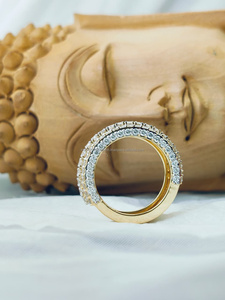 Anillo de diamantes redondos con piedras laterales en oro amarillo, una combinación perfecta de encanto tradicional, brillo deslumbrante y estilo moderno. - Product Image 4