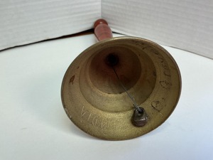 Campana de mano de latón de moda con mango de madera para uso en ensamblajes escolares por parte de profesores y campana de mano de latón de sonido suave para necesidades diarias - Product Image 5