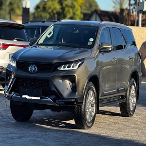 Toyota Fortuner SUV en Excelentes Condiciones, Uso Diario, Tracción en las Cuatro Ruedas, Neumáticos R19, Asientos de Cuero, Interior Oscuro, Diésel, Cámara Trasera - Product Image 1