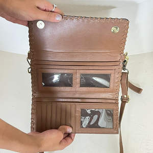 Cartera Trifold de Cuero Genuino para Mujer, Hecha a Mano, con Correa de Hombro y Muñequera, de la Colección March Expo - Product Image 6