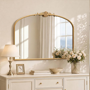 Elegante y minimalista, el gran espejo dorado arqueado agrega un toque de lujo discreto y de alta gama disponible a precios de mayorista. - Product Image 1