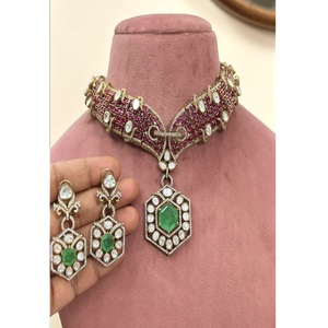 Ensemble collier et boucles d'oreilles en or plaqué laiton de haute qualité avec moissanite Polki, idéal pour les femmes, pour les fiançailles, les mariages, les anniversaires, les fêtes - Product Image 3