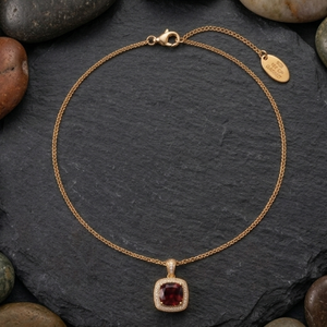 สร้อยคอพลอยโกเมนสีแดงทรงคุชชั่น 10 มม. เงินแท้ 925 ชุบทอง 18K จี้ห้อยคอสำหรับใส่ทุกวัน ของขวัญสำหรับเธอ - Product Image 4