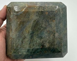 พลอยทับทิมสีแดงธรรมชาติทรงสี่เหลี่ยมเจียระไนแบบมรกต น้ำหนัก 5000 กะรัต พลอยเม็ดเดี่ยวขนาดใหญ่ สีแดงเข้มขัดเงา พลอยทับทิมคุณภาพสูง - Product Image 1