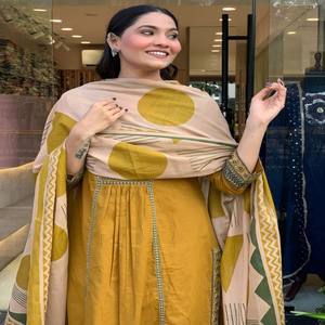 Conjunto de traje de algodón puro VASTRA COTTAGE hecho a mano con pantalón y dupatta, estampado Buti artesanal en el cuello, cómodo para uso diario y festivo. - Product Image 2