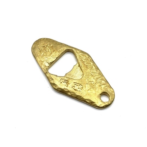 Abridor de botellas metálico dorado con un diseño elegante y detalles de texto de buena suerte, creando un accesorio impresionante para fiestas. - Product Image 4