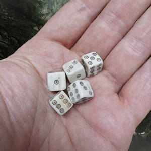 Dados de Juego Cuadrados Personalizados de Estilo Antiguo, Hechos a Mano con Hueso Natural, Diseño Personalizado, Réplica Histórica Romana con Tacto Real - Product Image 2