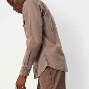 Chemises en denim pour hommes, design tendance, décontractées, écologiques, respirantes, de haute qualité, couleur unie, style hip-hop, col rabattu, 100% coton - Product Image 4