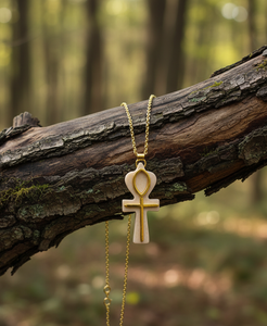 Pendentif croix chrétienne Ankh en os blanchi fait main avec fil de laiton enroulé sur une chaîne dorée résistante au ternissement - Product Image 4