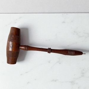 Marteau robuste en bois dur pour usage professionnel en atelier, idéal pour la réparation et l'assemblage d'armoires - Product Image 4