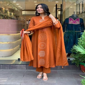 Ensemble Kurti et pantalon VASTRA COTTAGE en Chanderi avec broderie au col et dupatta en chinon épais – Tenue ethnique élégante et traditionnelle - Product Image 2