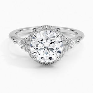 Bague de fiançailles en diamant taille brillant rond en or blanc 18 carats avec sertissage à griffes et pierres latérales, style classique pour femme - Product Image 5