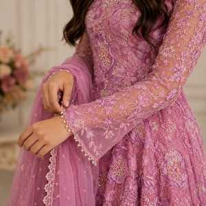 Nuevo Conjunto de Traje Anarkali Rosa con Bordado Floral 3D, Diseño de Diseñador, Dupatta de Tela de Red con Cuentas, Estilo Formal Indio - Product Image 3