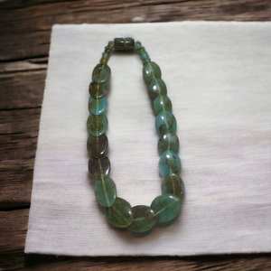 Collier de perles ovales en résine marbrée verte émaillée, écologique et haut de gamme, bijou élégant et tendance, artisanat en résine sur le thème de l'ange - Product Image 2