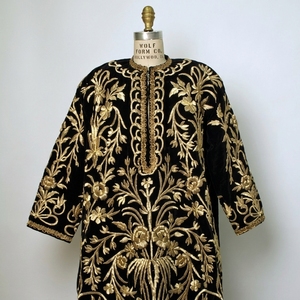 Casulla Ecológica Bordada a Mano con Diseño Floral en Negro y Dorado, Tela de Terciopelo Negro con Hilo Dorado - Product Image 2