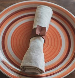 Ensemble d'anneaux de serviette en cuir faits à la main : Décoration de table moderne style ferme - Product Image 2