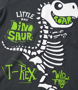 Camiseta para niños pequeños con diseño de esqueleto de dinosaurio Little Bro T-Rex - Camiseta para niños Wild and Free Dino - Product Image 3