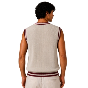Gilet pull sans manches en tricot pour homme, col en V, avec rayures contrastées bordeaux, en laine et acrylique, personnalisable avec logo, vente en gros OEM - Product Image 2