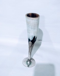 Verre à vin en corne fait main de qualité export avec support métallique – Verre pour eau, jus, bière et objet de collection – Disponible à la vente - Product Image 4
