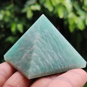 Figura de Cristal de Amazonita Pulida en Forma de Pirámide para Equilibrio Emocional, Claridad y Protección, Decoración del Hogar de Gujarat - Product Image 3
