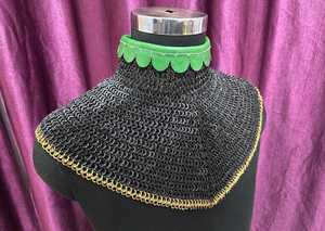 Collar de Armadura de Malla de Acero Hecho a Mano con Borde Chapado en Oro y Adorno Verde para Uso en Festivales - Product Image 2