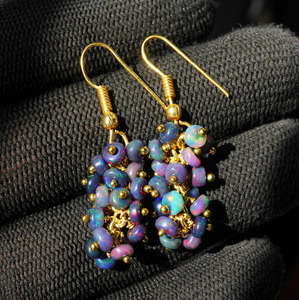 Pendientes de Ópalo Welo Etíope con Cuentas, Oro de 14K con Fuego Arcoíris - Product Image 4