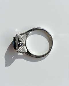 Nouvelle conception, bague en or massif 18 carats avec saphir bleu naturel taille coussin allongé 5 carats et halo de diamants de laboratoire, idéale pour un cadeau de fiançailles - Product Image 2