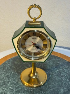 Nuevo Reloj de Escritorio Poligonal Verde con Movimiento de Cuarzo, Función de Alarma, Diseño Tradicional y Base de Latón - Product Image 4