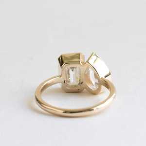 Bague de fiançailles Toi et Moi 4,00 CT sertie clos – Bague à deux pierres en moissanite taille poire et émeraude – Bague en or massif 14K pour femme - Product Image 5